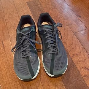 On-running Cloudflow, size 11, black/grey/light pink/ white